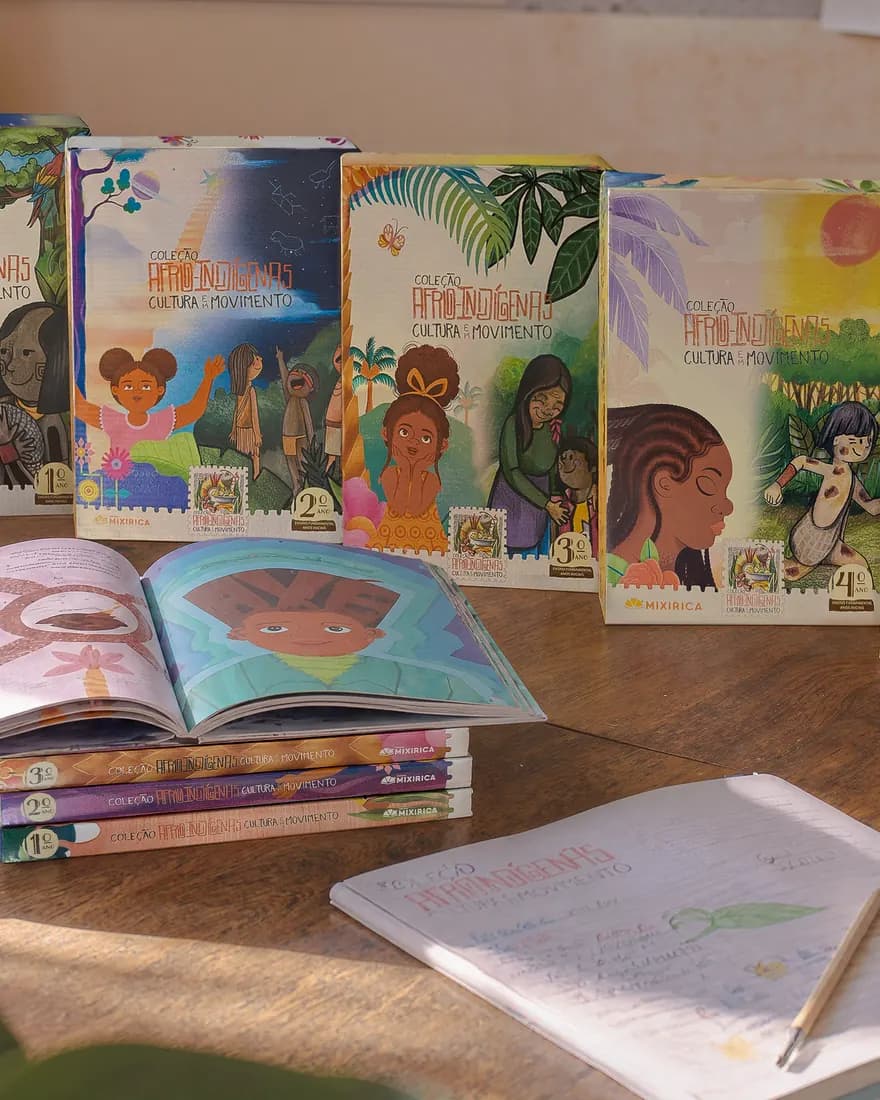 Livros da Coleção Afro-Indígenas: Cultura em Movimento expostos sobre uma mesa